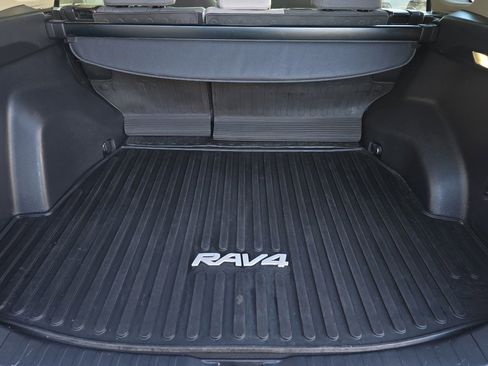 Used 2022 Toyota RAV4 XLE image 12