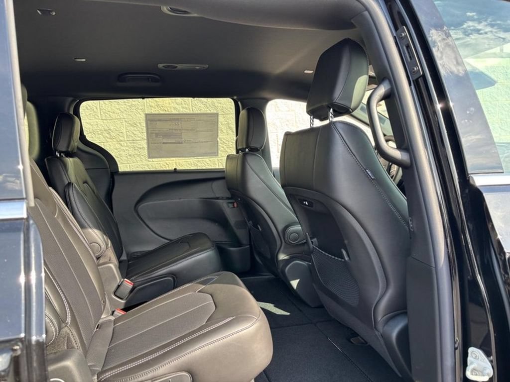 Used 2027 Chrysler Pacifica Select w/ Family Tech Group FWD image 7
