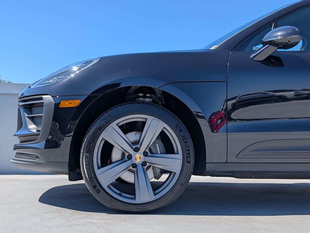 Certified 2025 Porsche Macan AWD/4WD image 9
