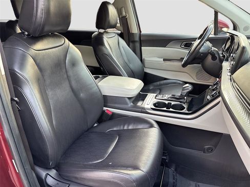 Used 2024 Kia Carnival LX image 28