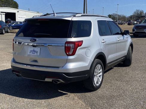 Used 2018 Ford Explorer XLT w/ Equipment Group 202A image 7