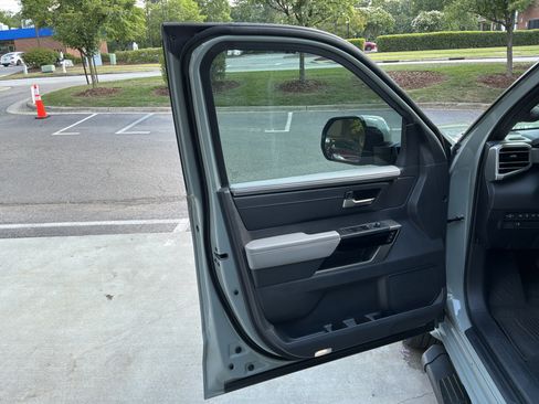 Used 2025 Toyota Tundra Limited AWD/4WD image 14