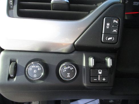 Used 2019 Chevrolet Suburban LT image 20