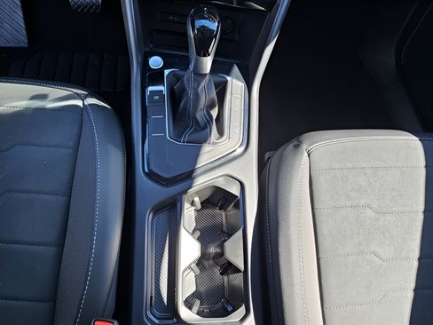 Certified 2025 Volkswagen Taos SE FWD image 17