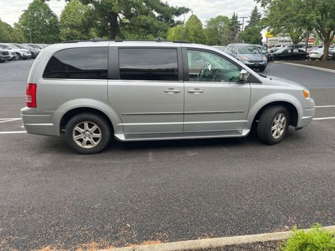 Used 2009 Chrysler Town & Country Touring w/ Entertainment Group #2 FWD image 7