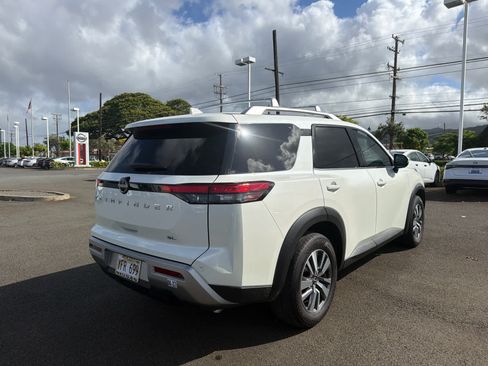 Used 2023 Nissan Pathfinder SL FWD image 3