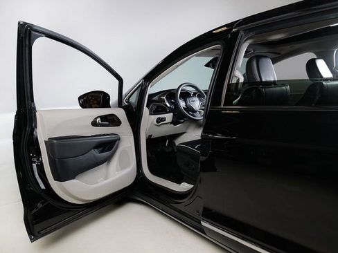 Used 2023 Chrysler Pacifica Limited FWD image 26