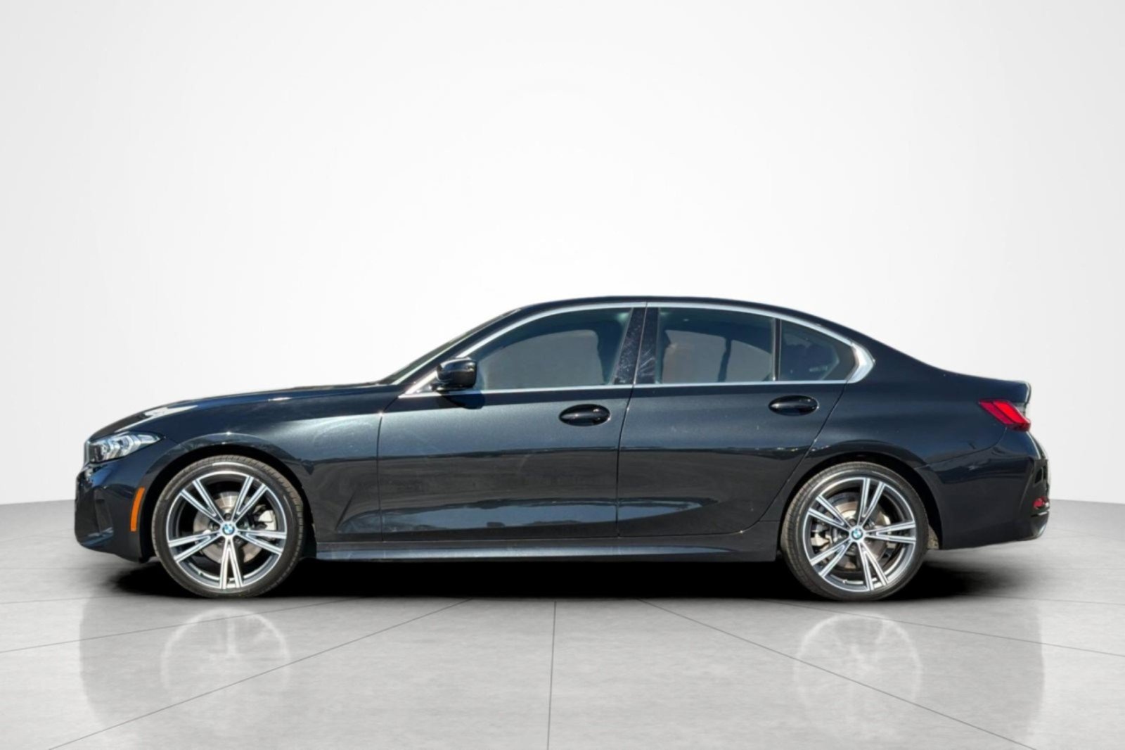 Used 2024 BMW 330i Sedan w/ Premium Package RWD image 2