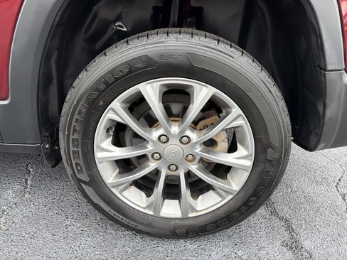 Used 2019 Jeep Cherokee Latitude Plus image 19