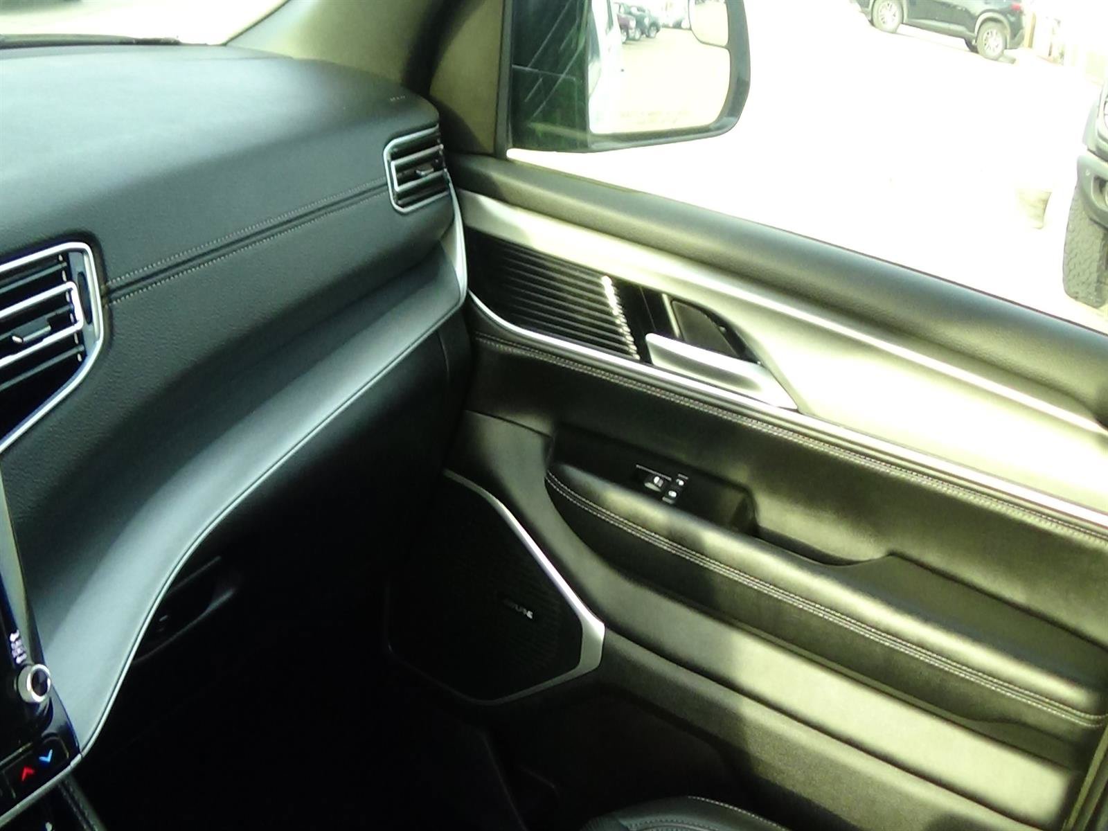 Used 2025 Jeep Wagoneer L 4WD image 32