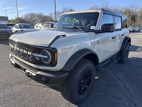 New 2025 Ford Bronco Badlands w/ Sasquatch Package image 3