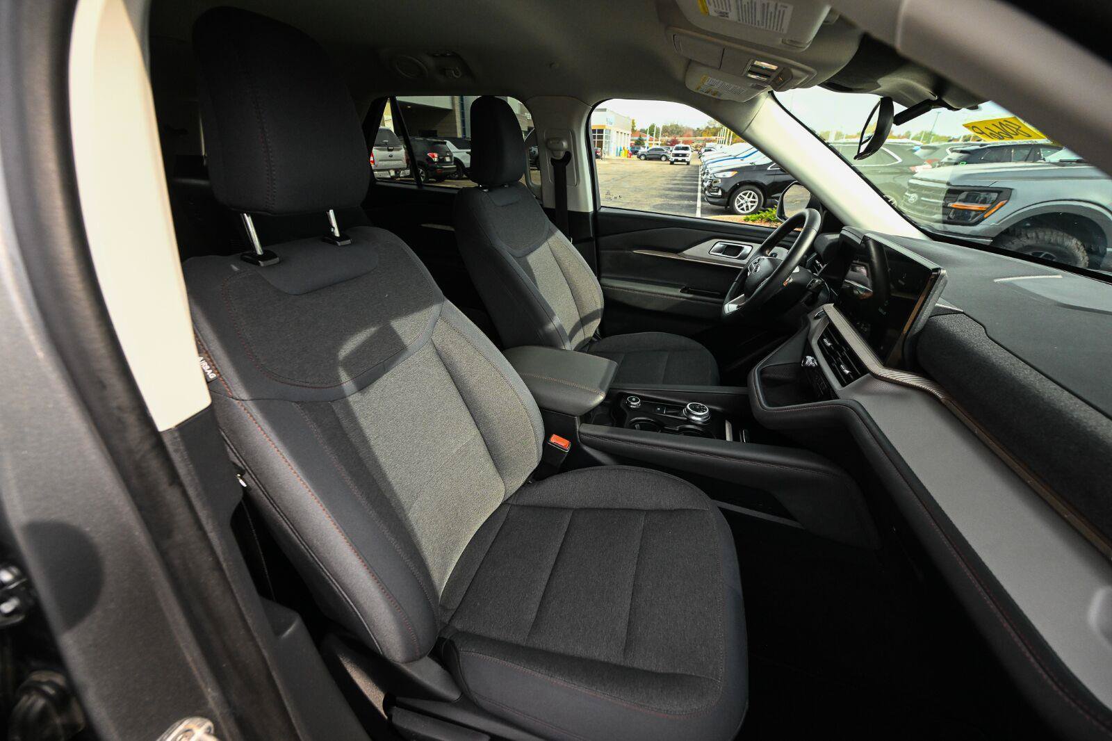 Used 2025 Ford Explorer Active AWD/4WD image 35