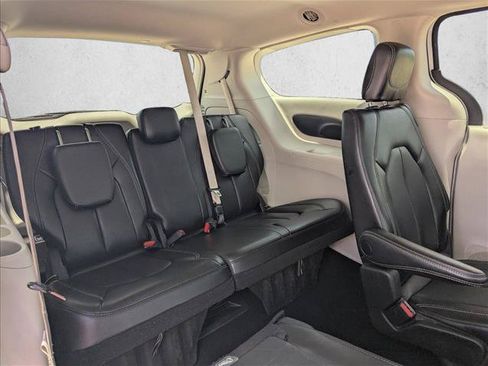 Used 2023 Chrysler Pacifica Touring-L FWD image 18