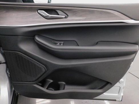 Used 2025 Jeep Grand Cherokee Limited image 24