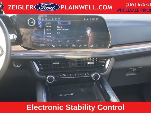 Used 2025 Chevrolet Suburban Z71 image 17