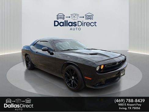 Used 2018 Dodge Challenger SXT RWD image 2