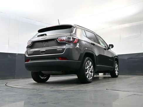 Used 2022 Jeep Compass Latitude w/ Sun and Sound Group AWD/4WD image 23