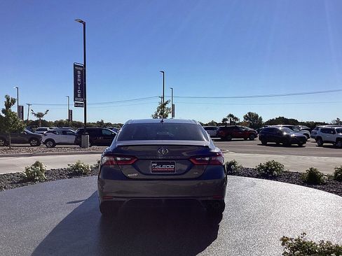 Used 2023 Toyota Camry SE image 6