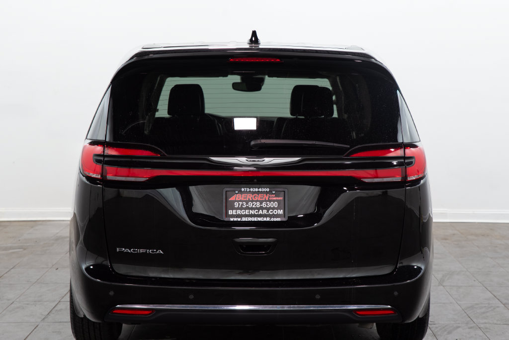 Used 2024 Chrysler Pacifica Touring-L FWD image 12