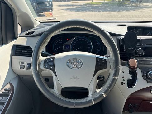 Used 2011 Toyota Sienna XLE AWD/4WD image 12