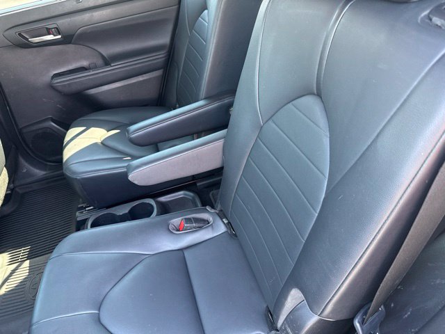Used 2020 Toyota Highlander XLE AWD/4WD image 23