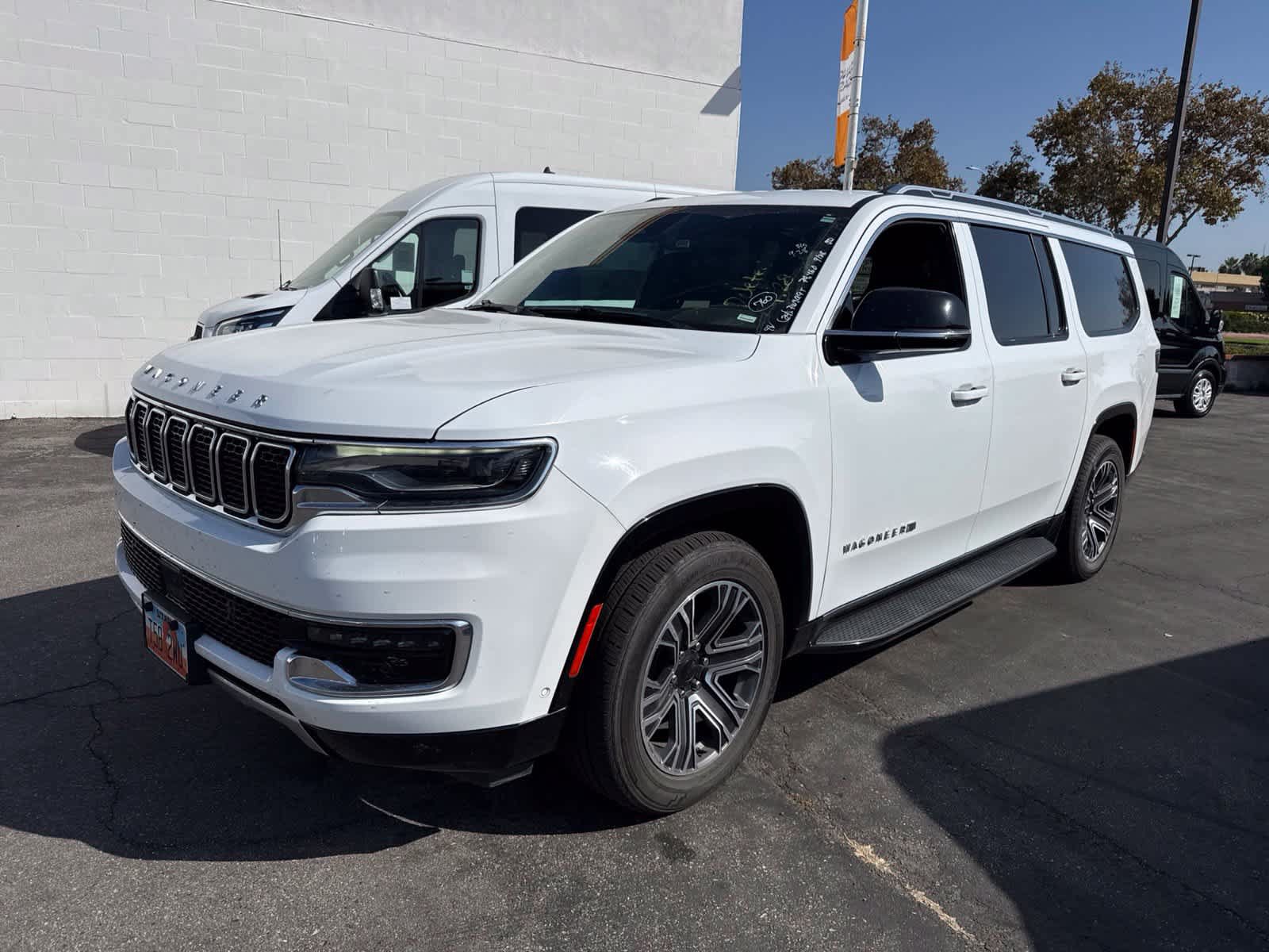Used 2024 Jeep Wagoneer L Series II w/ Flexible Seating Group AWD/4WD image 1