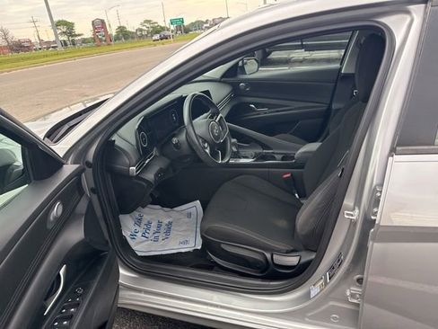 Used 2023 Hyundai Elantra SEL w/ Convenience Package FWD image 9