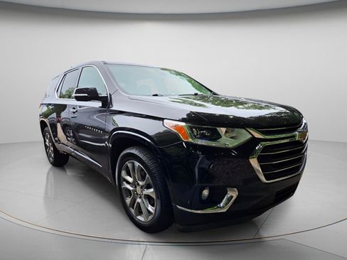 Used 2019 Chevrolet Traverse Premier w/ Driver Confidence II Package FWD image 4