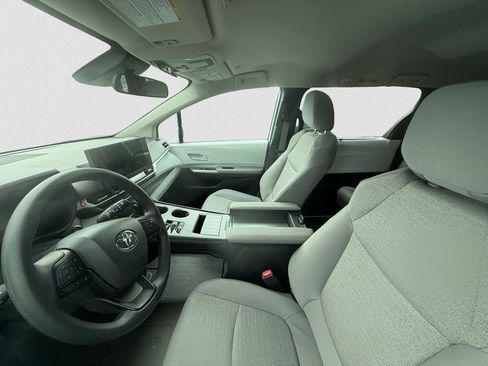 Used 2025 Toyota Sienna LE AWD/4WD image 7