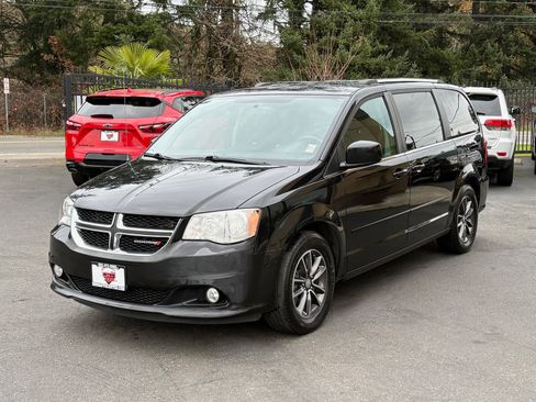 Used 2017 Dodge Grand Caravan SXT image 3