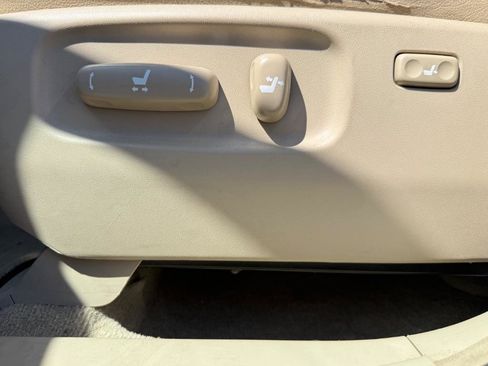 Used 2006 Toyota Highlander 4WD V6 w/ 3rd Row image 14