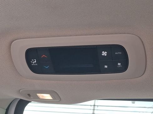 Used 2023 Chrysler Pacifica Limited FWD image 11