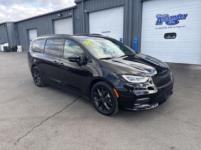 Used 2025 Chrysler Pacifica Limited