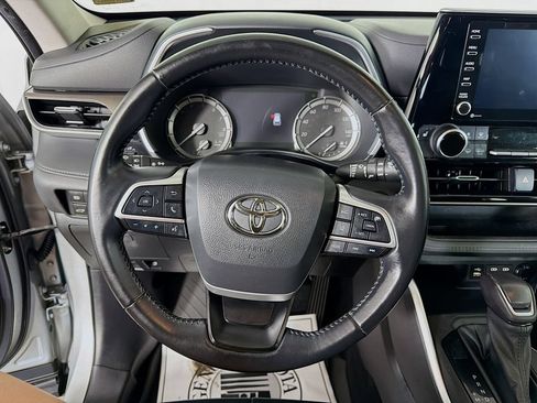 Used 2022 Toyota Highlander XLE AWD/4WD image 13