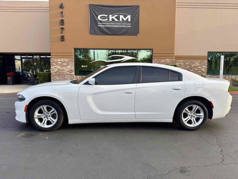 Used 2019 Dodge Charger SXT image 3