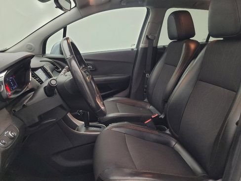 Used 2020 Chevrolet Trax LT w/ Sun & Sound Package FWD image 17
