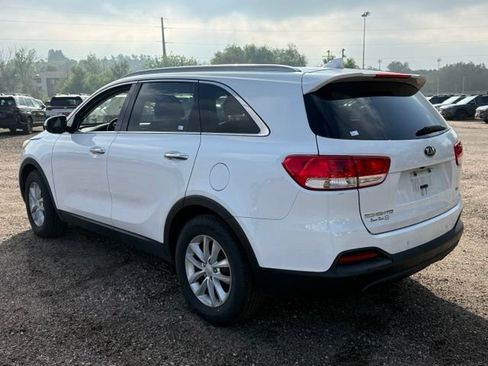Used 2018 Kia Sorento FWD image 3