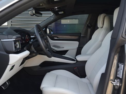 Certified 2025 Porsche Macan 4S Electric AWD/4WD image 15