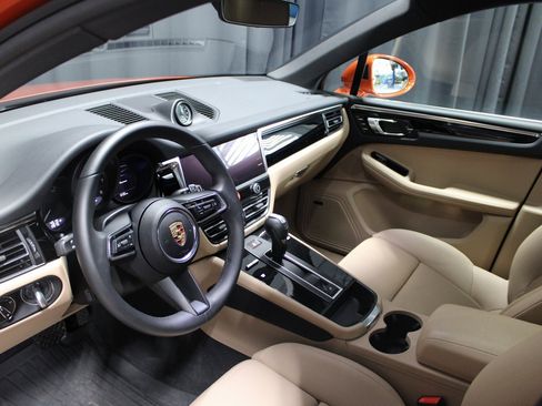 Certified 2025 Porsche Macan image 4