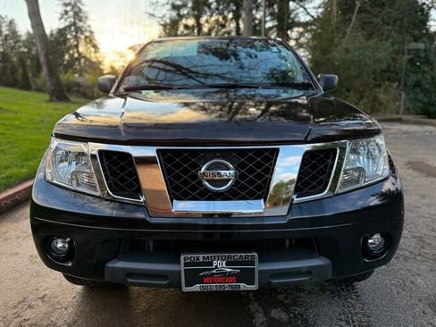 Used 2016 Nissan Frontier SV image 2