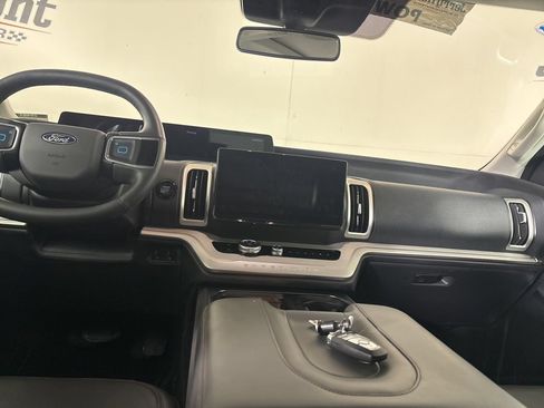 Used 2025 Ford Expedition Active AWD/4WD image 25
