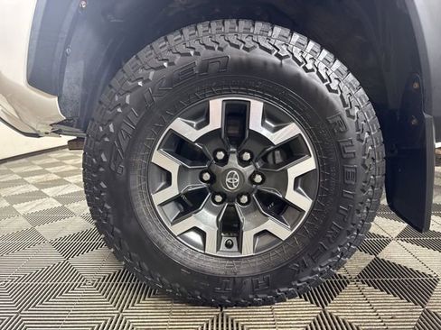 Used 2016 Toyota Tacoma TRD Off-Road w/ Premium & Technology Package image 10