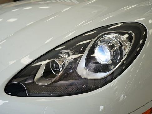 Used 2018 Porsche Macan Base image 24