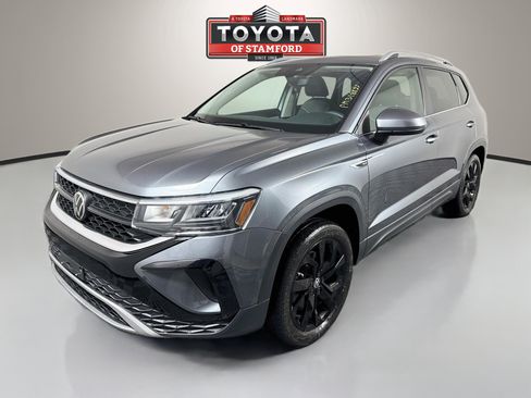 Used 2023 Volkswagen Taos SE w/ Panoramic Sunroof Package AWD/4WD image 3
