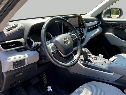 Used 2023 Toyota Highlander LE FWD image 17