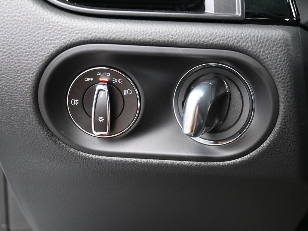 Certified 2025 Porsche Macan AWD/4WD image 21