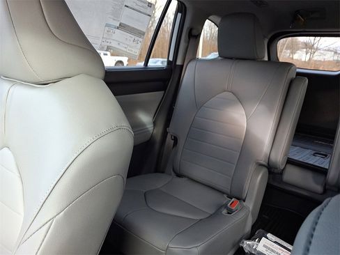 New 2026 Toyota Highlander XLE image 12