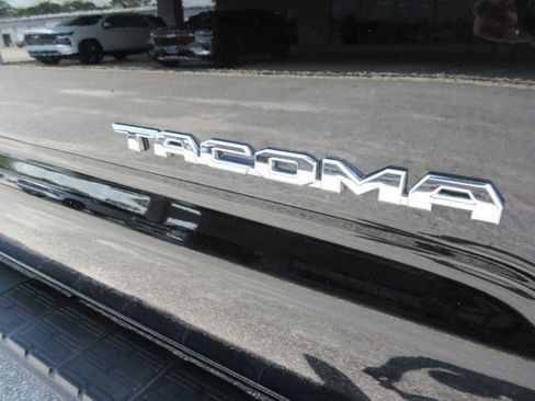 Used 2017 Toyota Tacoma TRD Sport w/ Tow Package (A/T) AWD/4WD image 15
