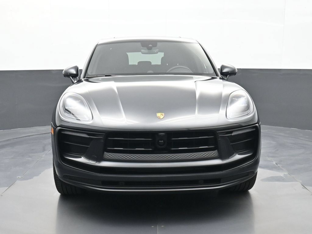 Certified 2025 Porsche Macan AWD/4WD image 25