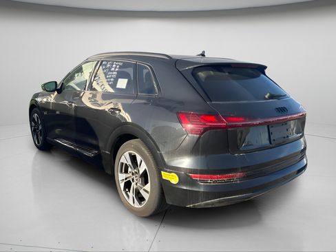 Used 2022 Audi e-tron Premium w/ Convenience Plus Package AWD/4WD image 8